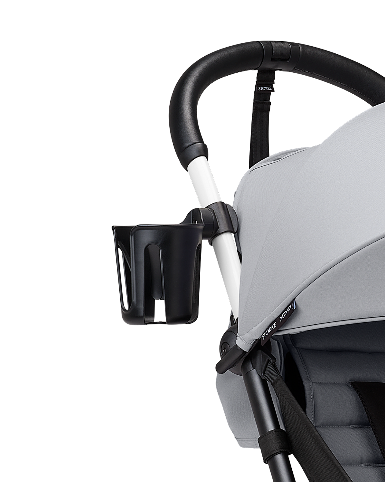 Närbild av en STOKKE YOYO barnvagn med en svart mugghållare fäst vid handtaget.