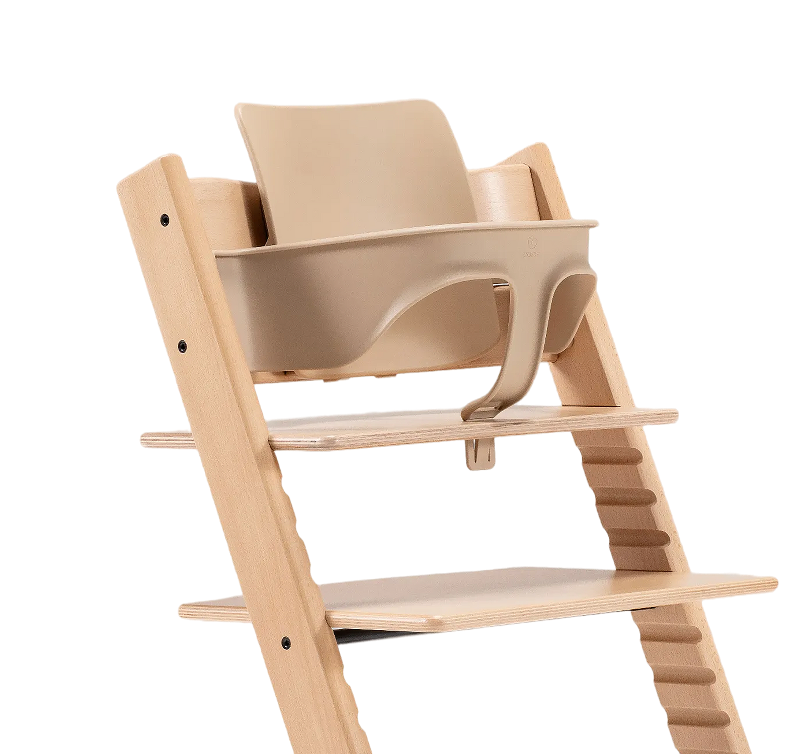 Una trona Tripp Trapp de madera natural con un Baby Set beige sobre un fondo negro.