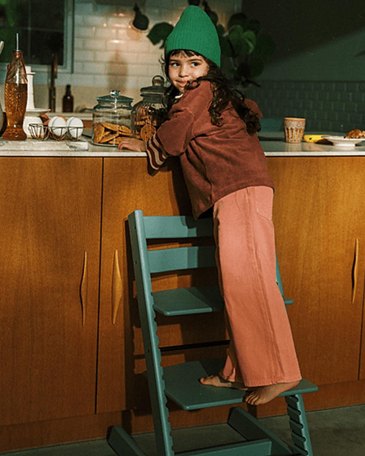 Dein Kind kann alleine auf den Tripp Trapp® hinauf und hinunter klettern, was das Selbstvertrauen stärkt.