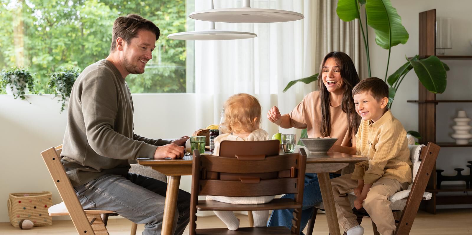 loc::image__us_making-mealtimes-special-times_gallery-1_jpg