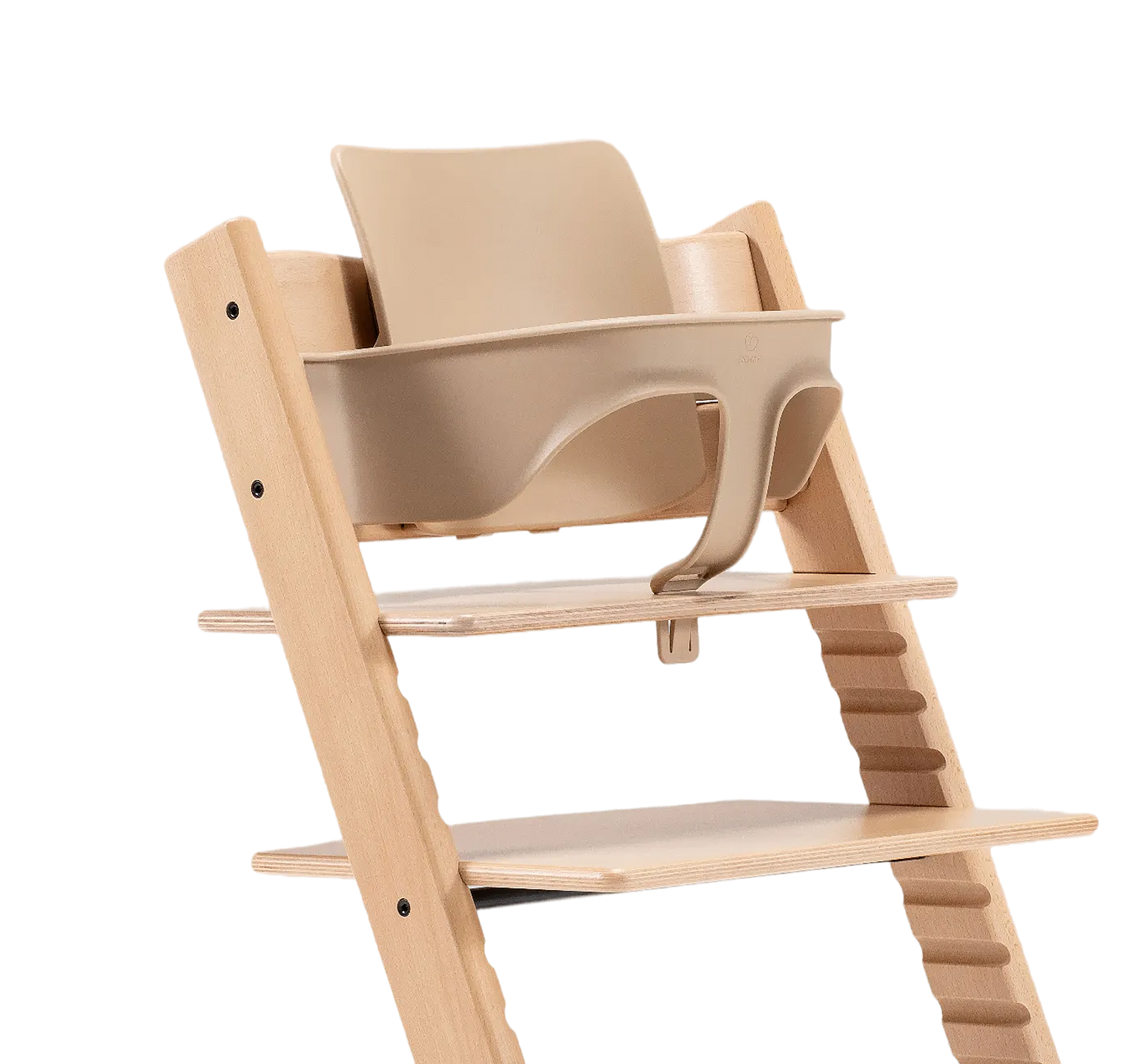 Una trona Tripp Trapp de madera natural con un Baby Set beige sobre un fondo negro.
