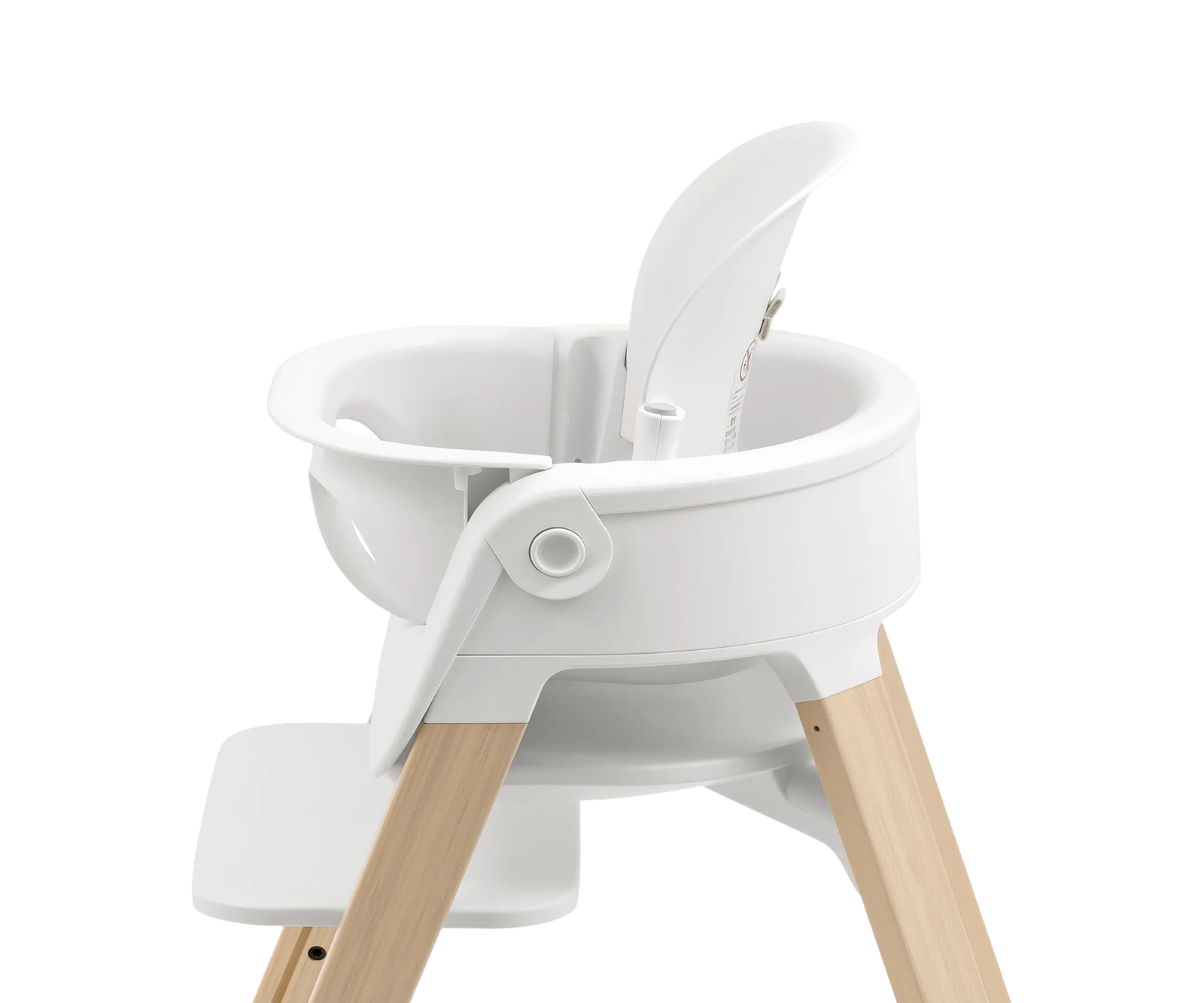 Een witte Tripp Trapp kinderstoel met natuurlijke houten poten en een witte Baby Set.