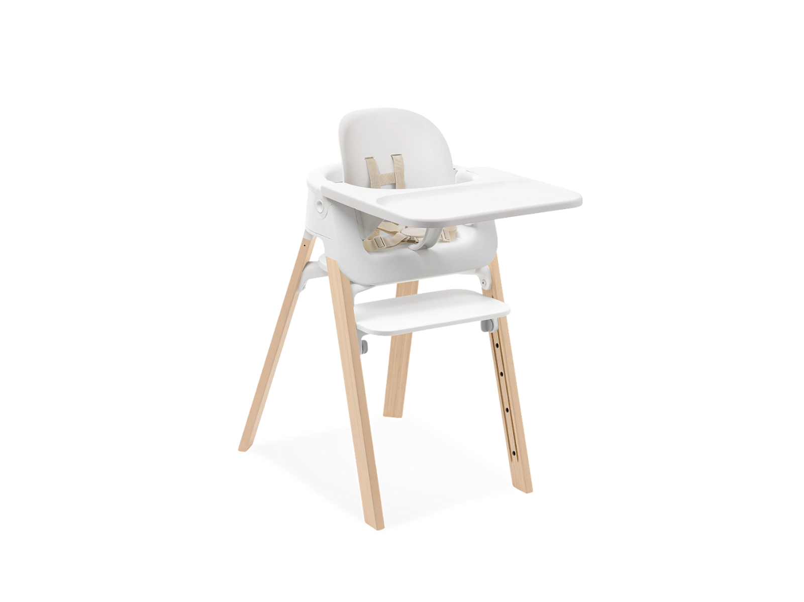 Chaise haute blanche avec un plateau, un siège et des pieds en bois naturel.