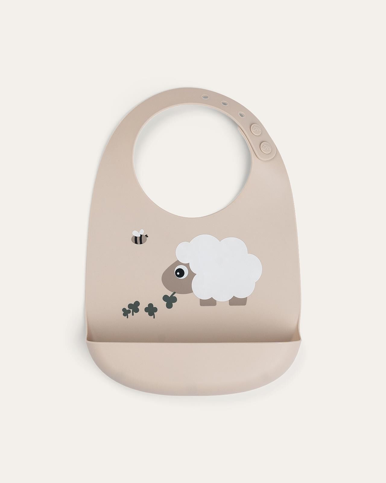 Siliconen Slab Beige siliconen baby slab met een cartoon schaap dat klaver eet en een kleine bij.