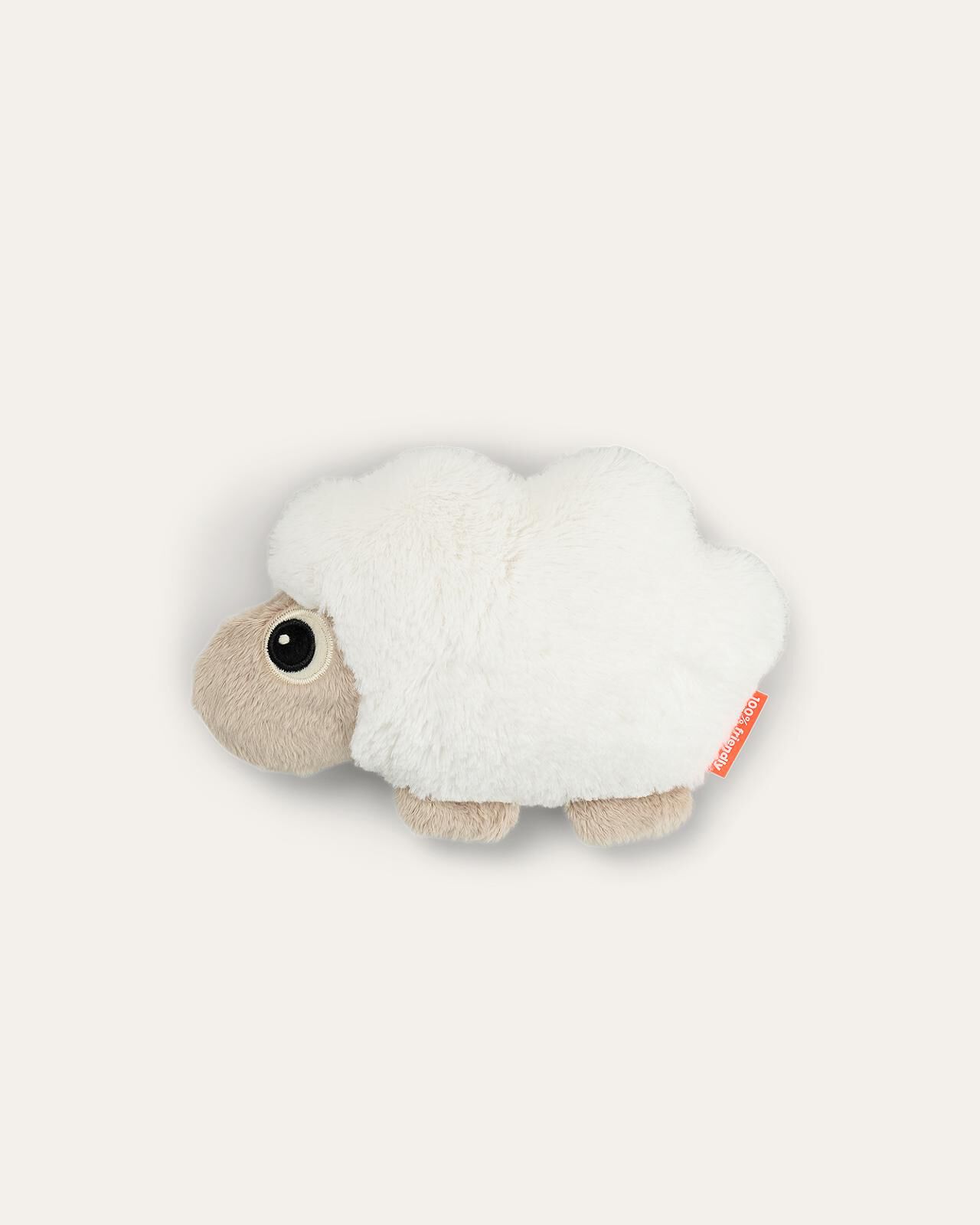 knuffel Een pluizig wit schapenknuffeltje met een beige kop en kleine voetjes.