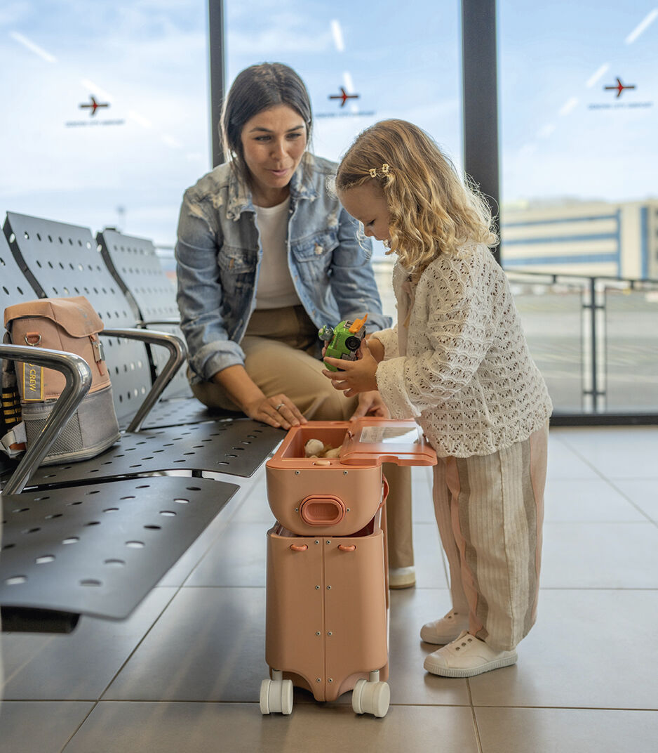 Комплект для путешествий Stokke® JetKids™, Коралловый розовый, mainview изображение из галереи 4