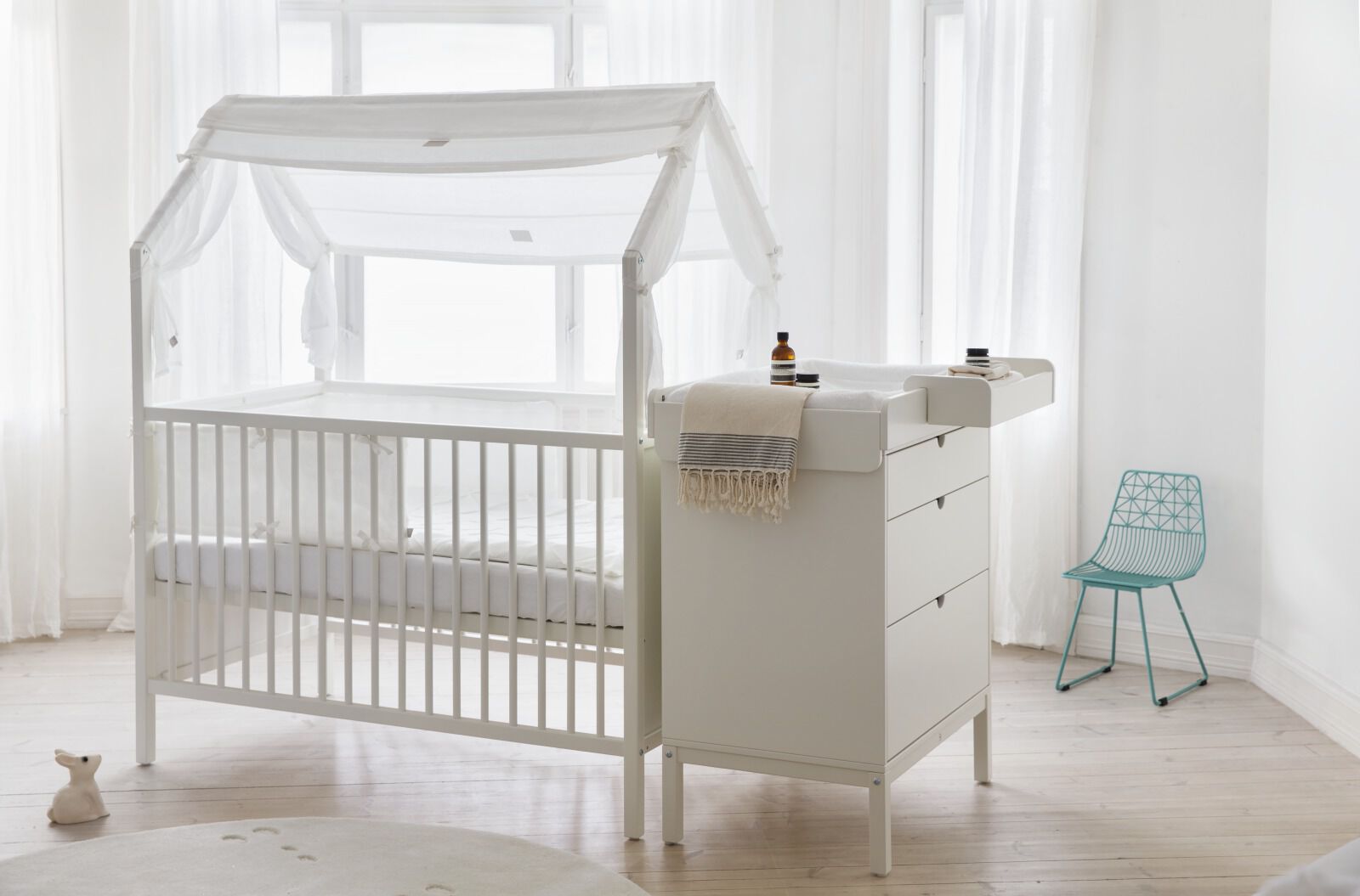 baby sleeper in bed with parents