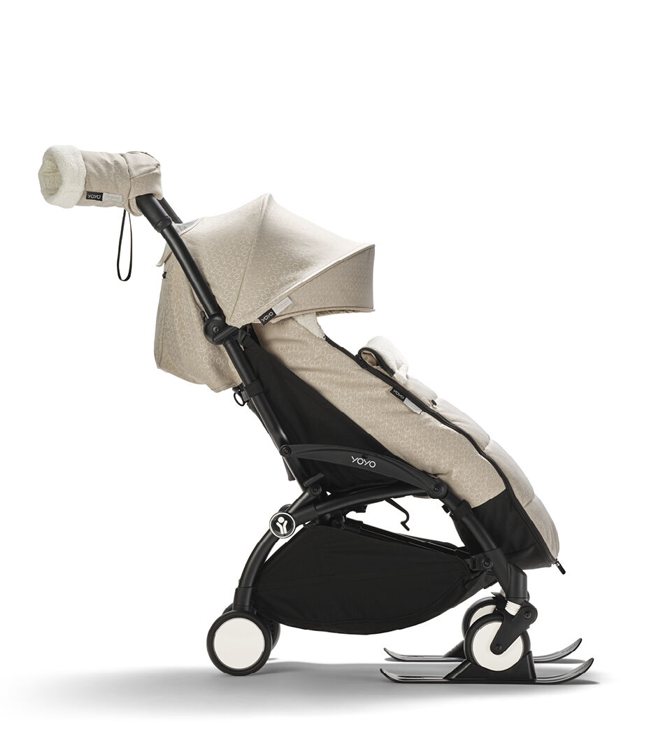 Stokke® YOYO3® 6+. Black Frame. Footmuff, Mittens and Skiis. Bonpoint. Side view. galery image 5