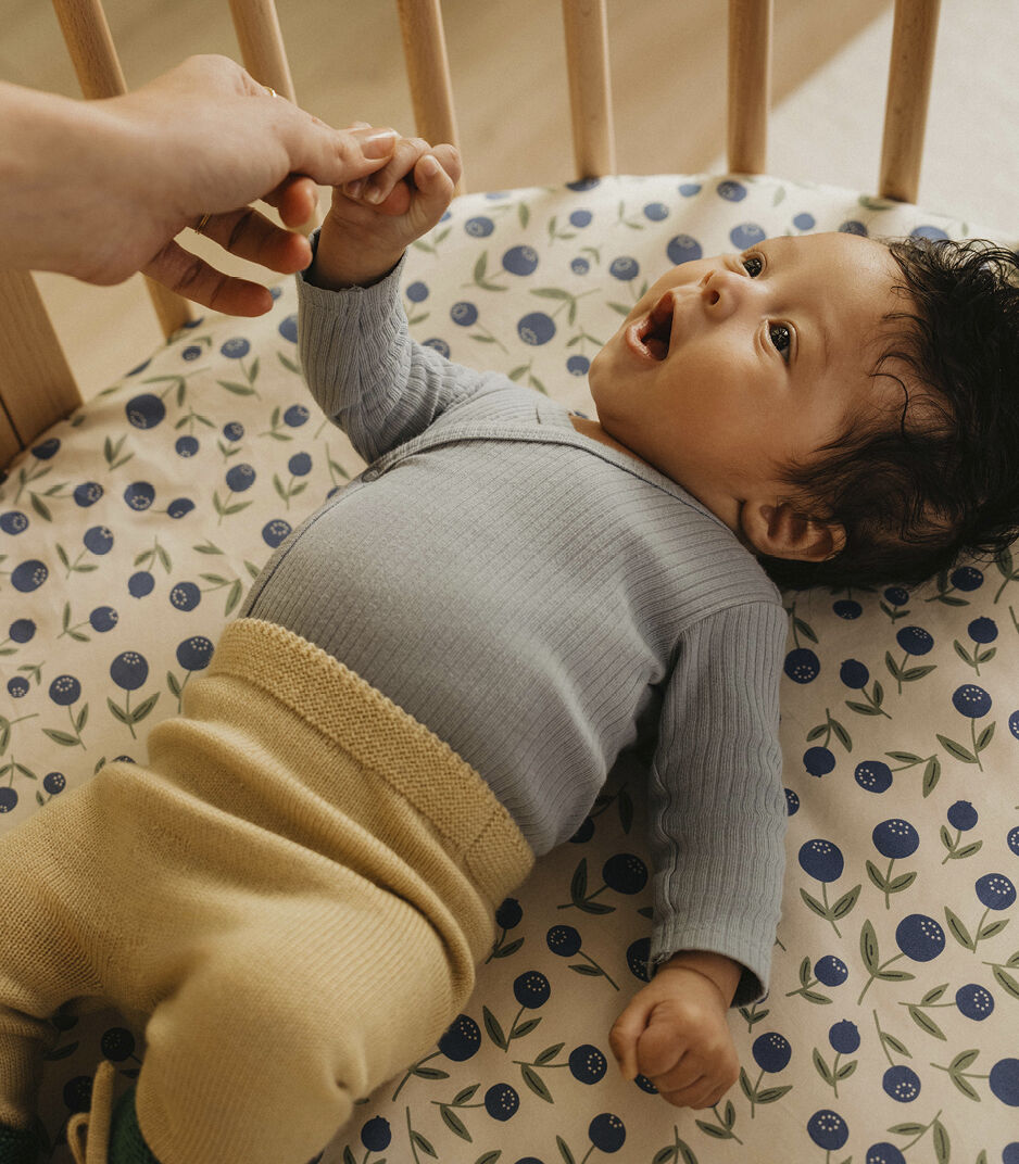 Drap-housse Stokke® Sleepi™ Mini, Nordic Blueberries, mainview Image de la galerie 3