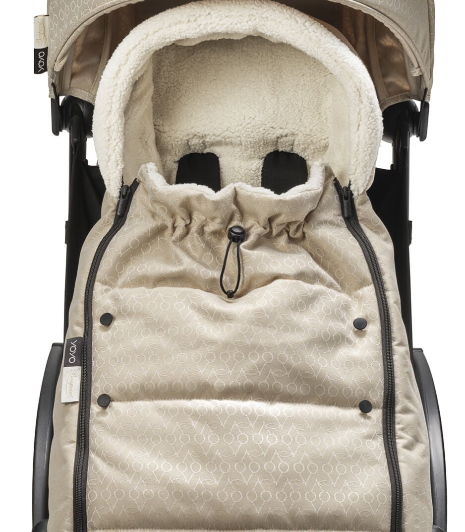 Stokke® YOYO3® 6+. Black Frame. Footmuff. Bonpoint. Drawstring detail. Front view. galery image 7