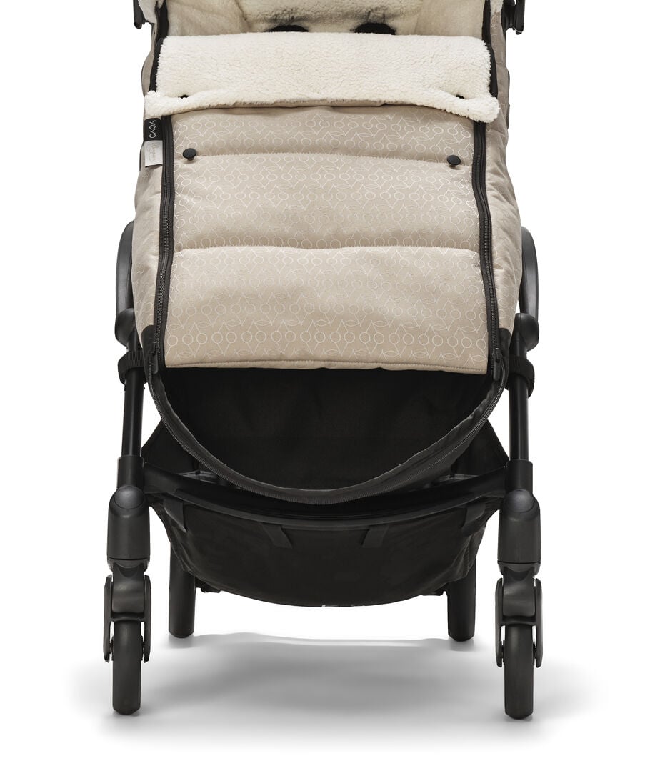 Stokke® YOYO3® 6+ Footmuff. Bonpoint. Black Frame. detail. galery image 9