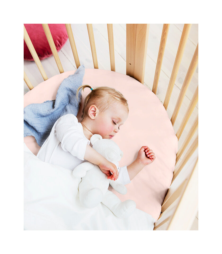 Stokke® Sleepi™ Bed, Natural with Fitted Sheet Peachy Pink.