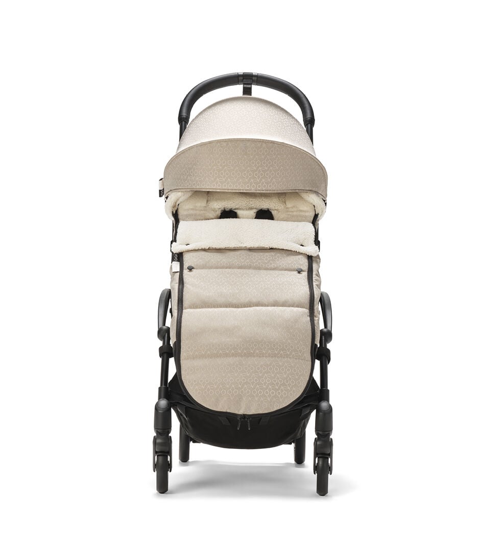 Stokke® YOYO3® 6+. Black Frame. Footmuff. Bonpoint. Front view. galery image 5