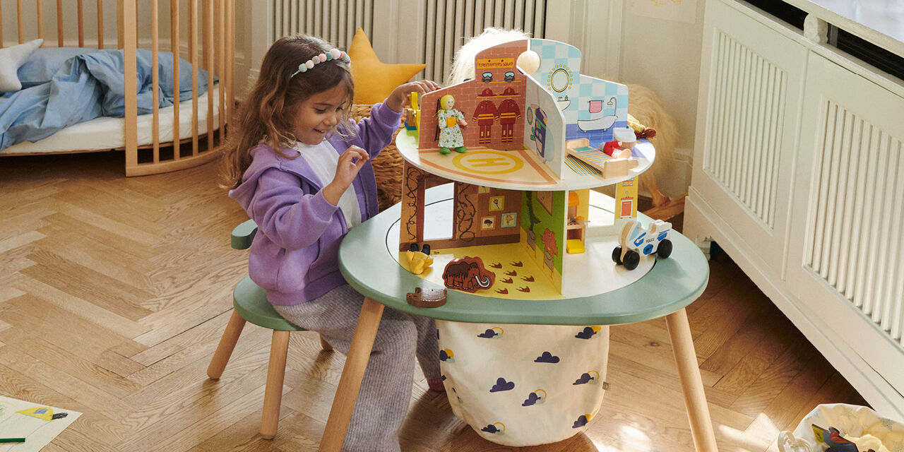 Stokke® MuTable Table with 2-storage Play House (accessories). Chair Clover Green. view 1