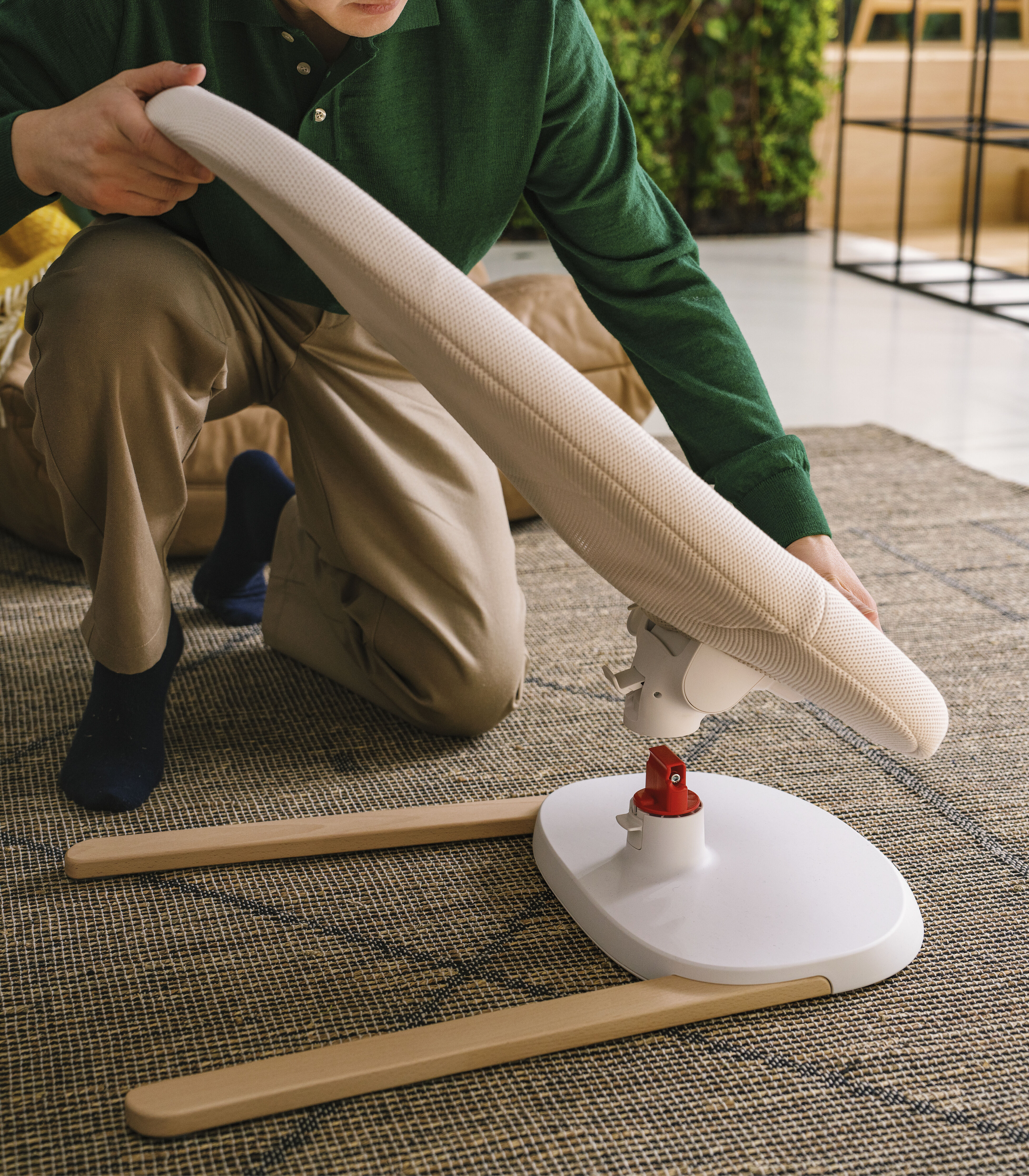 Stokke® Yoga™ 婴儿摇摇椅, 浅米色, mainview 图库图像 14