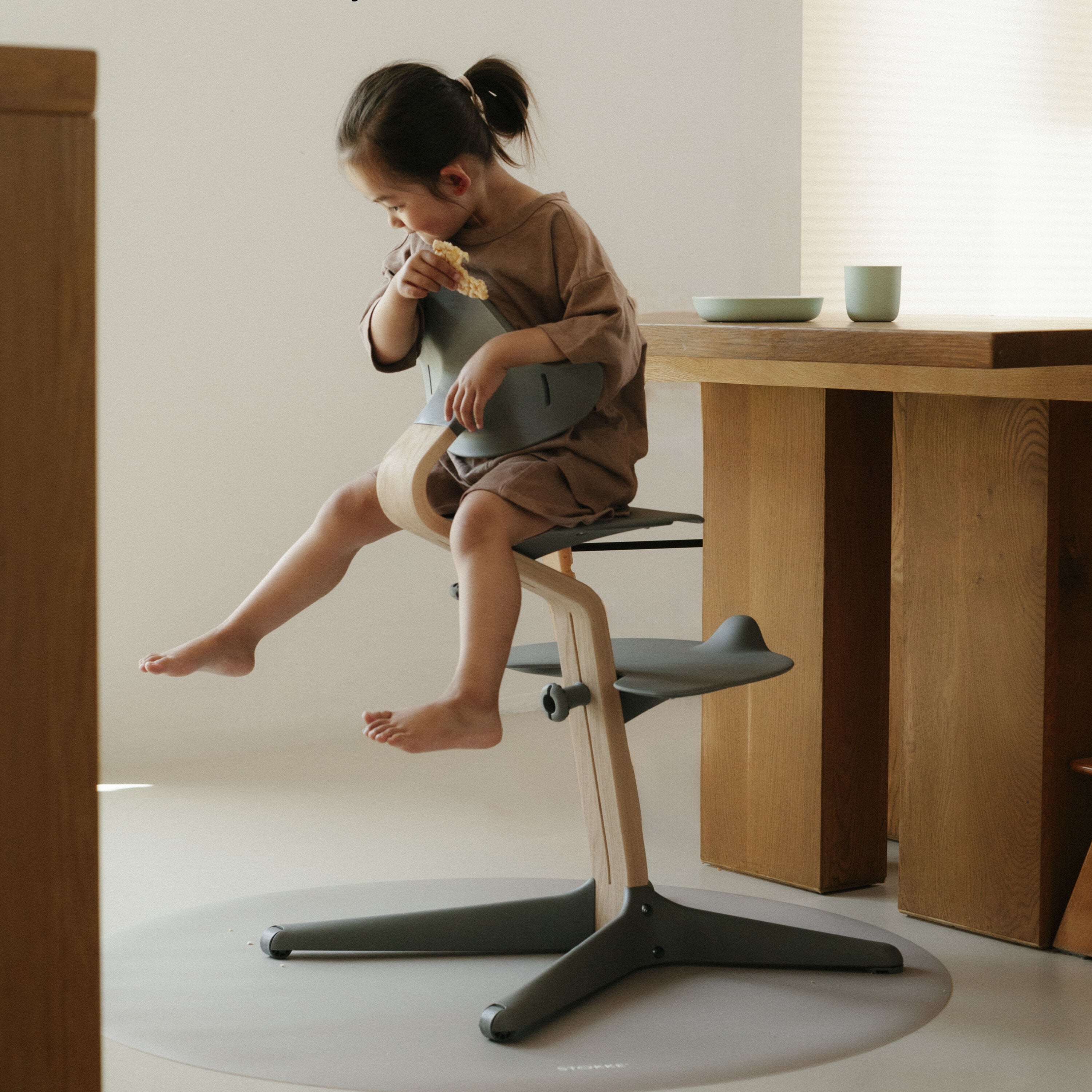 無段階調節可能なベビーハイチェア｜ストッケ ノミチェア | Stokke