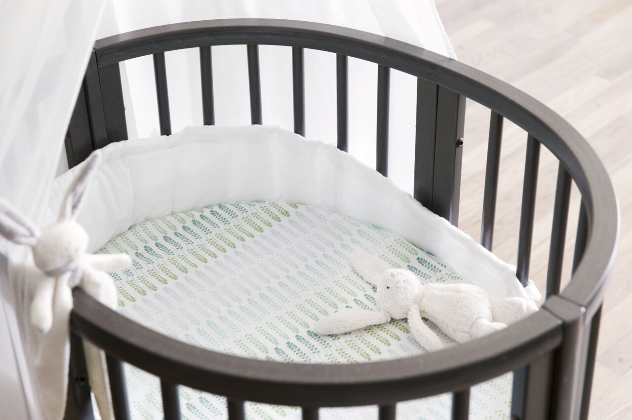 Stokke® Sleepi Mini, Hazy Grey. Fitted Sheet Aqua Straw.