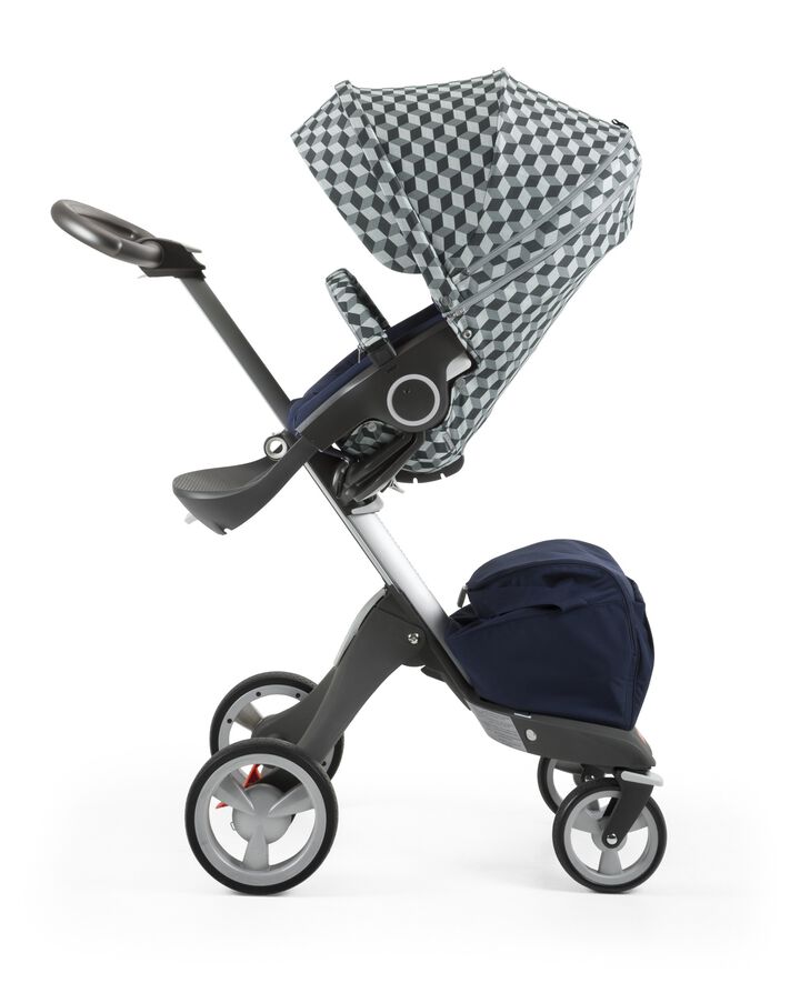 Stokke&reg; Stroller Seat with Style Kit Grey Cube and Stokke&reg; Xploy&reg; chassis, Deep Blue.