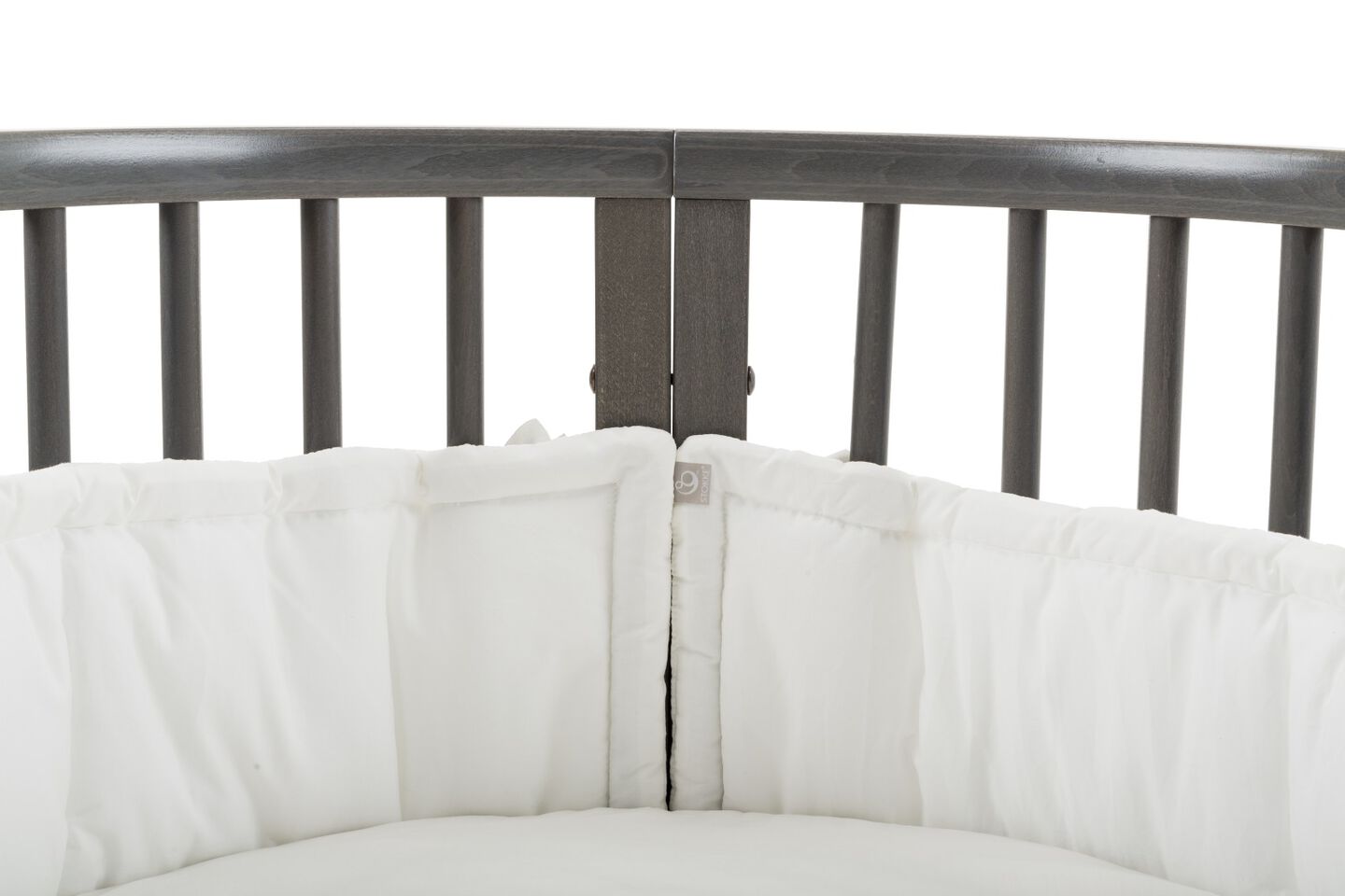 Stokke&reg; Sleepi&trade; Bed Bumper, White. Detail.