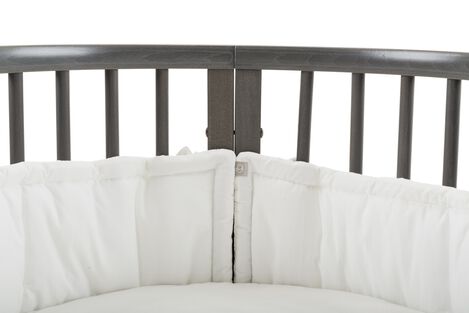 Stokke&reg; Sleepi&trade; Bed Bumper, White. Detail.