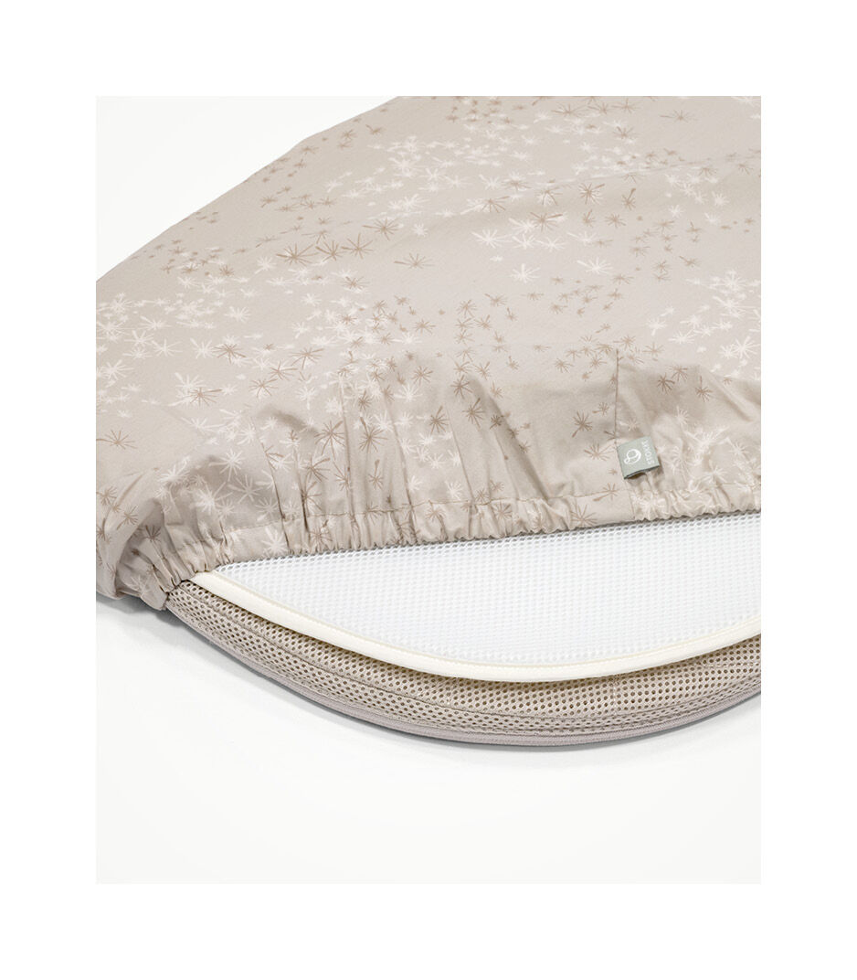 Stokke® Snoozi™ Mattress Sandy Beige with Protection Sheet Vanilla Cream and Fitted Sheet Dandelion Beige. Detail.
