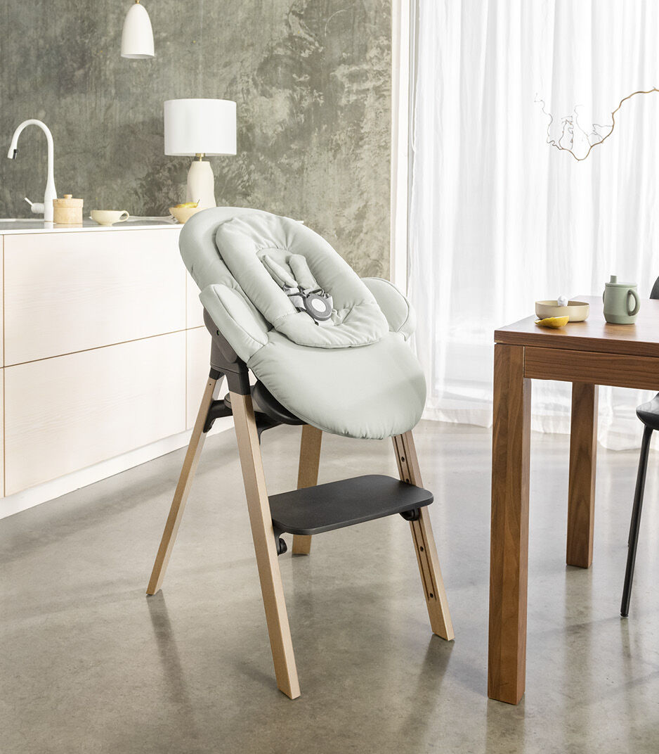 Stokke® Steps™ Natural. Bouncer., White chassis and Soft Sage Textile Set.