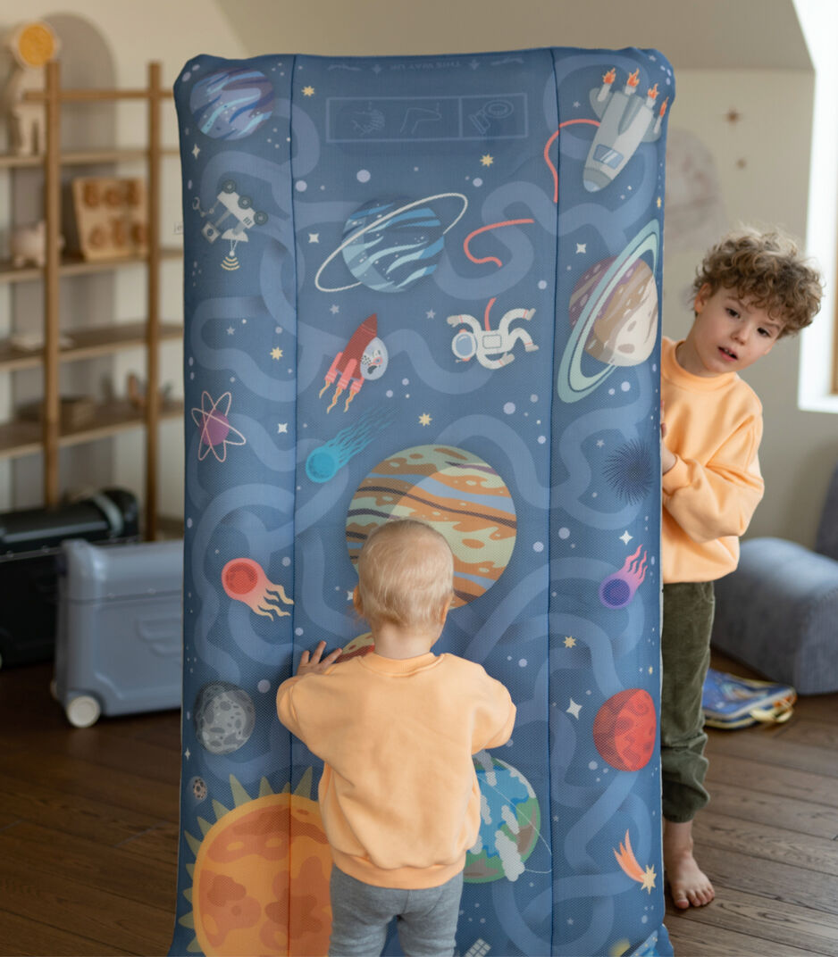 Cama de viaje portátil Stokke® JetKids™ CloudSleeper, Laberinto espacial, mainview galería de imágenes 3