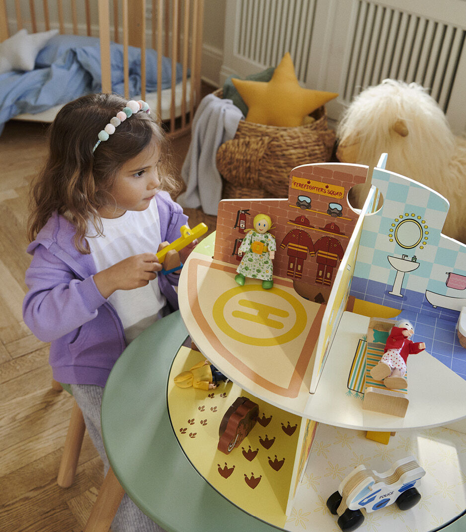 Stokke® MuTable Table with 2-storage Play House  (accessories). Chair Clover Green.  galery image 3