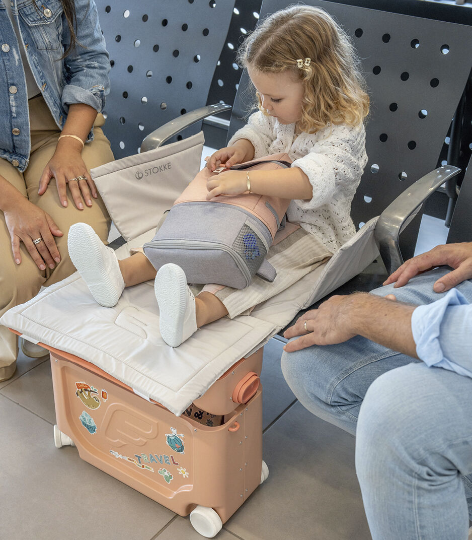 Комплект для путешествий Stokke® JetKids™, Коралловый розовый, mainview изображение из галереи 2