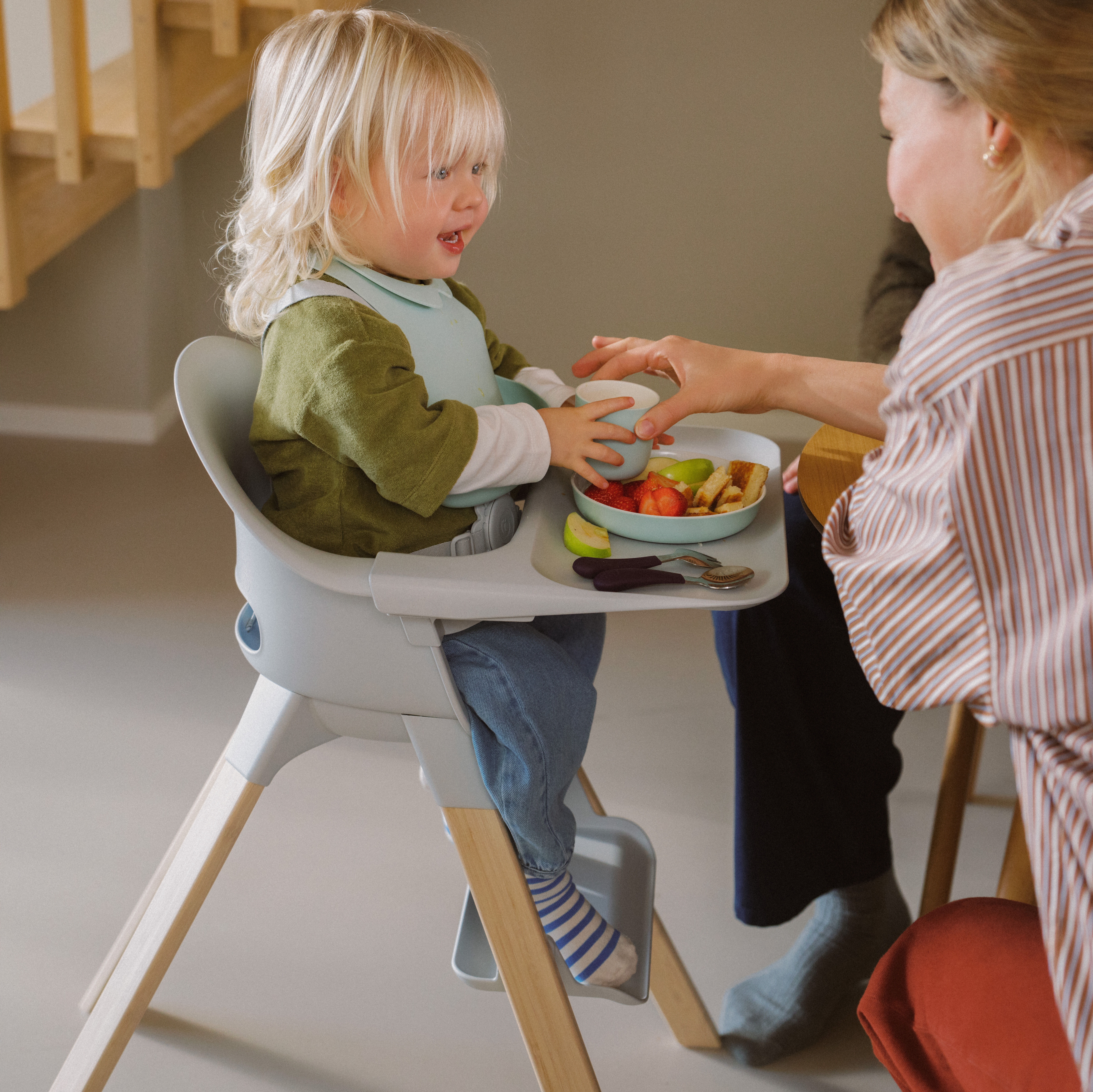 Trona Stokke® Clikk™, Gris Nube, mainview galería de imágenes 3