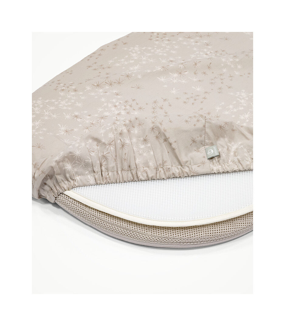 Stokke® Snoozi™ Mattress Sandy Beige with Protection Sheet Vanilla Cream and Fitted Sheet Dandelion Beige. Detail. galery image 11