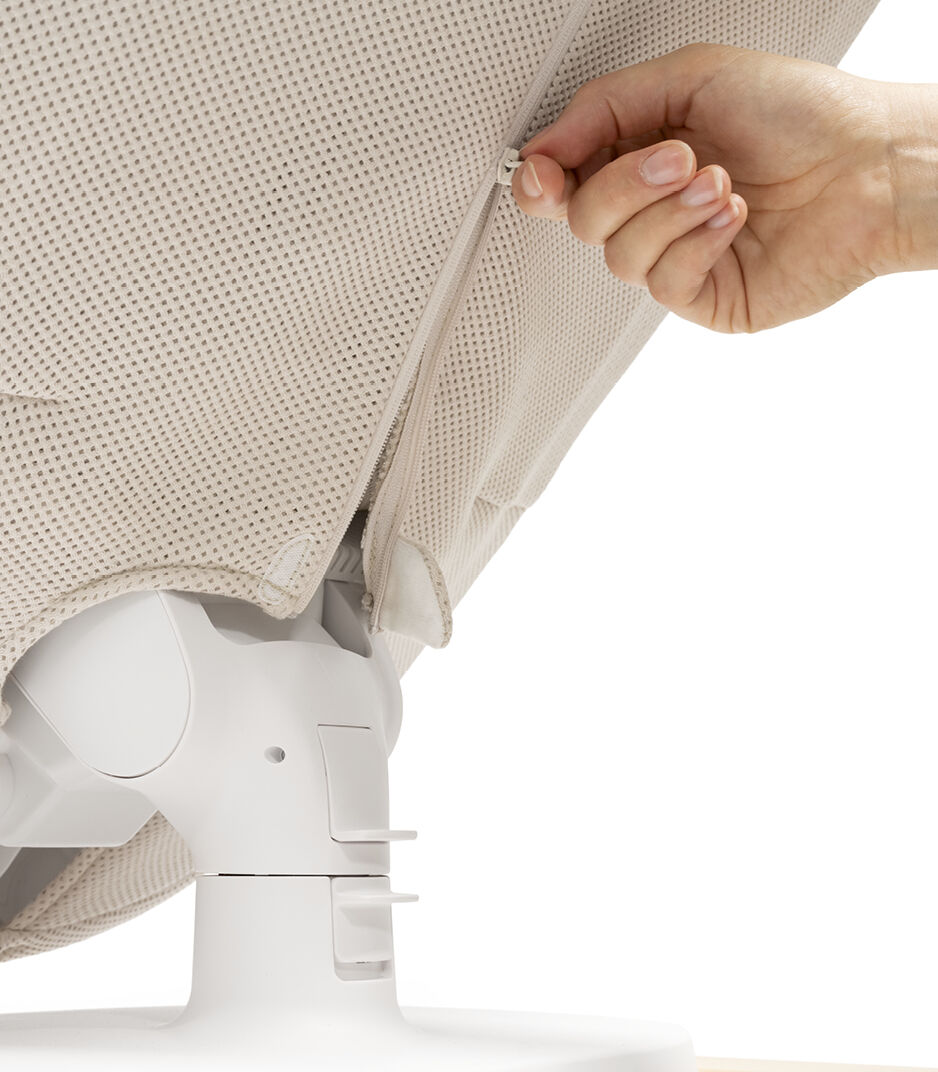 Stokke® Yoga™ Bouncer Light Sand. Cover zipper close-up. Functional. galery image 12
