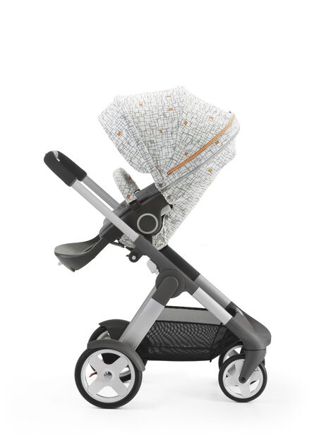 Stokke&reg; Crusi&trade; with Stokke&reg; Stroller Seat and Grid Style Kit.