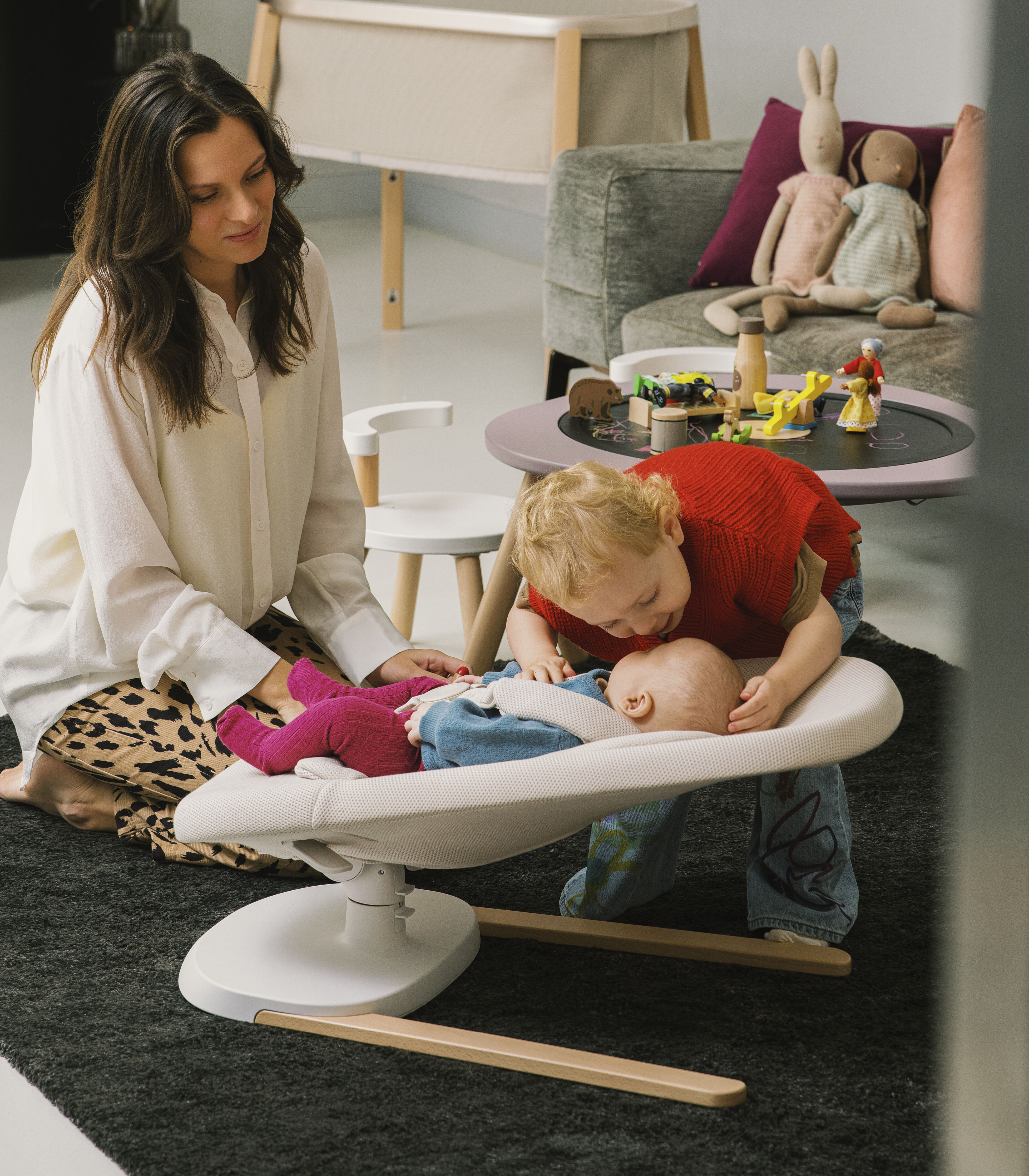 Stokke® Yoga™ 婴儿摇摇椅, 浅米色, mainview 图库图像 3