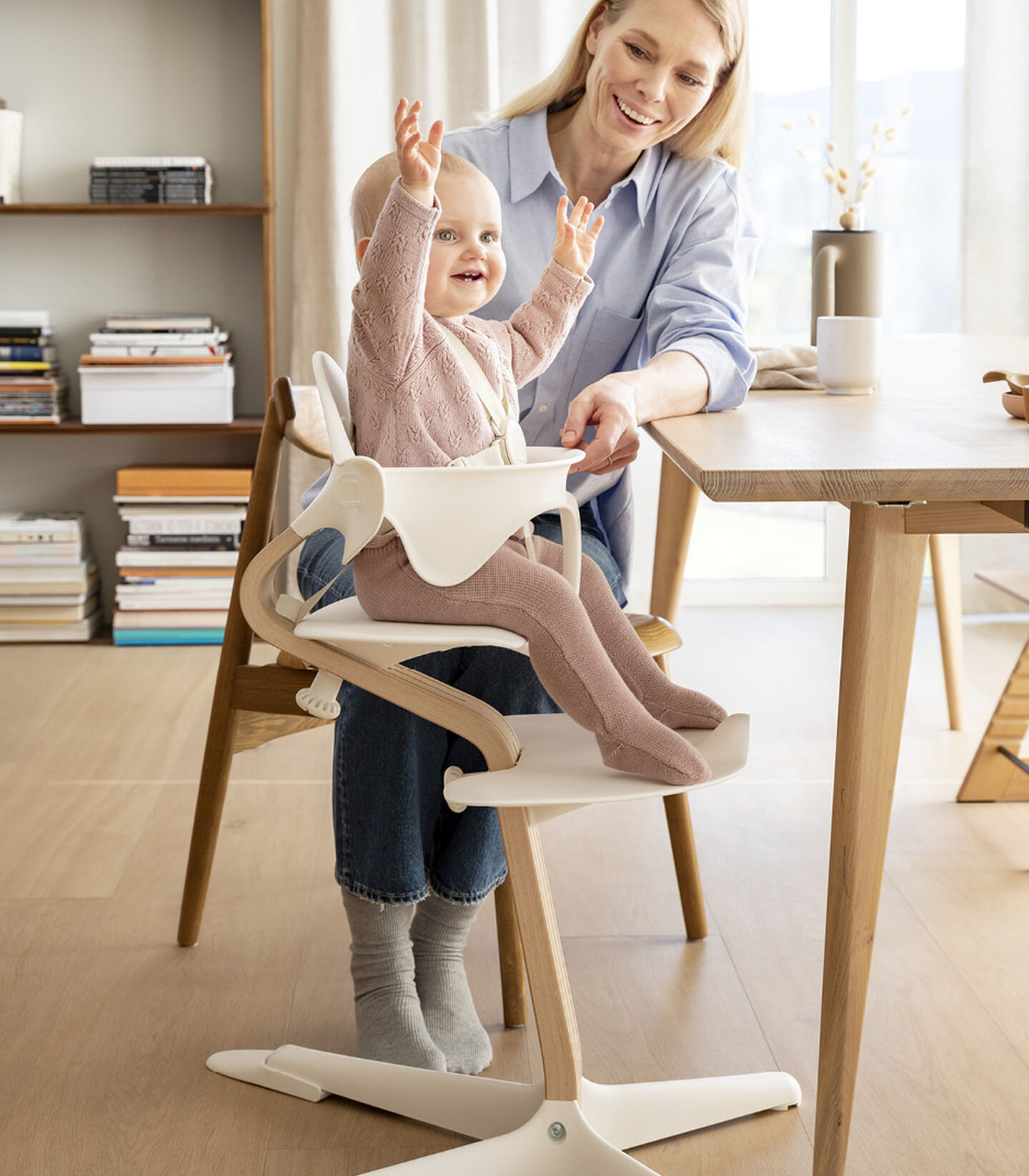 Stokke® Nomi® Hight Chair. Natural/White.  US variant with Harness and Extended Glider. view 2
