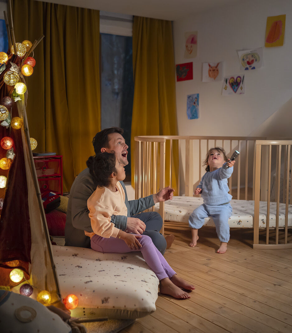 Stokke® Sleepi™ 成長型嬰兒床 床笠 V3, Mickey Celebration, mainview 圖庫圖像 3