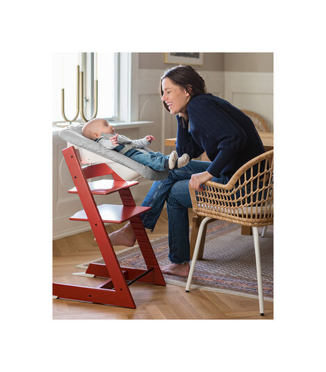 Chaise haute par le designer scandinave Peter Opsvik. Une chaise en bois de  hêtre ergonomique et confortable qui grandit avec l'enfant, dès la naissan