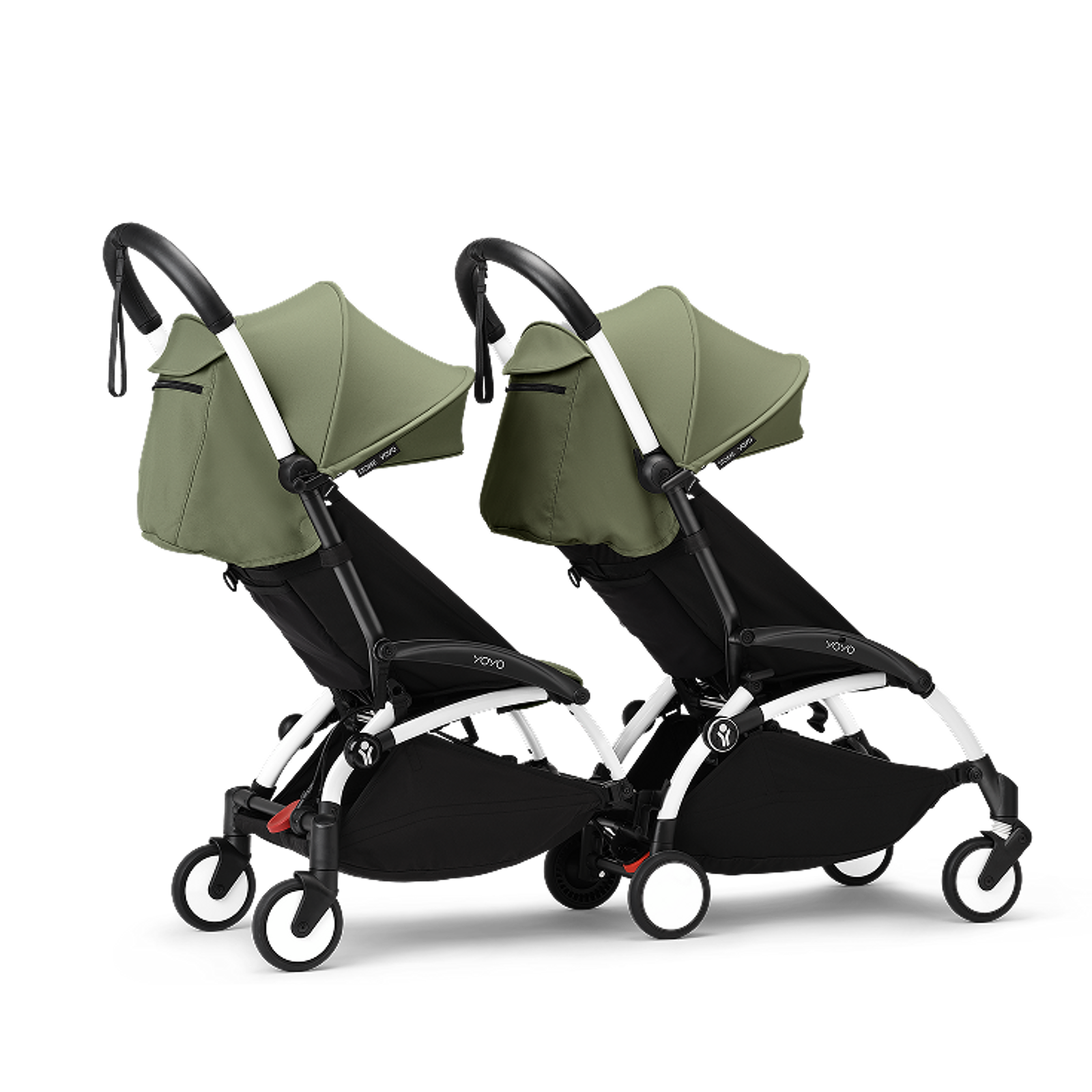 Zwei grüne und schwarze STOKKE YOYO Kinderwagen, die als Doppelkinderwagen verbunden sind.