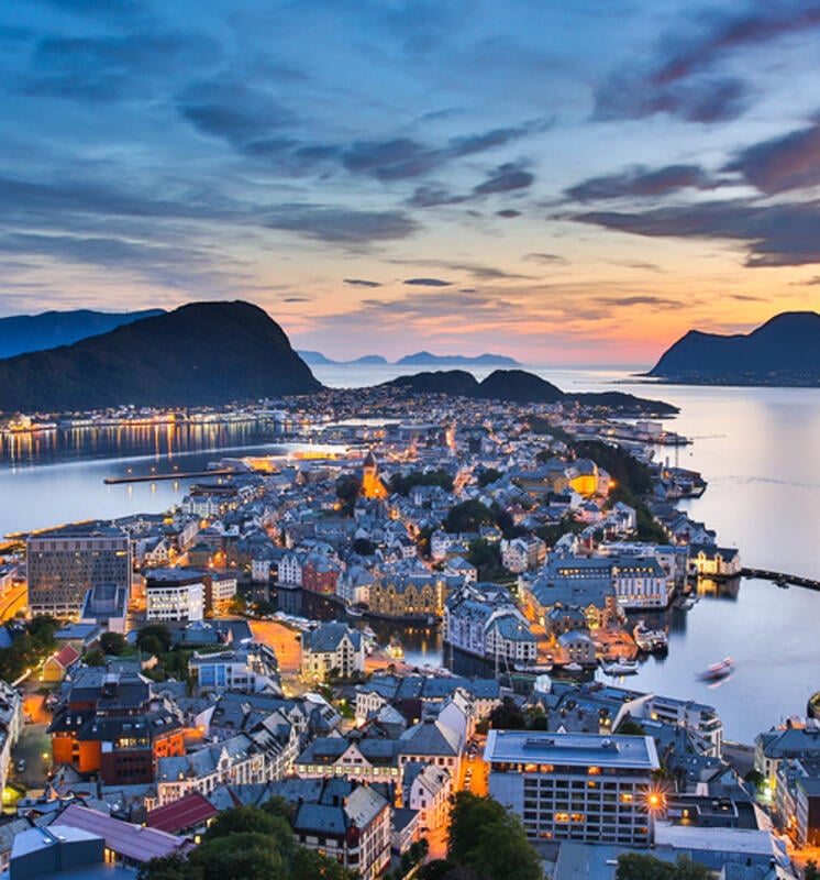 Utsikt över norsk stad på kvällen