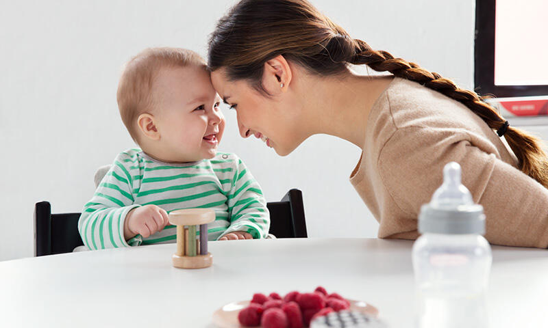 Mutter und Baby lächeln