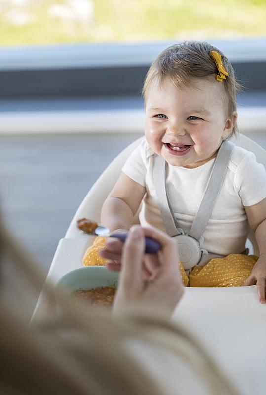 Baby sitzt im Clikk Stuhl