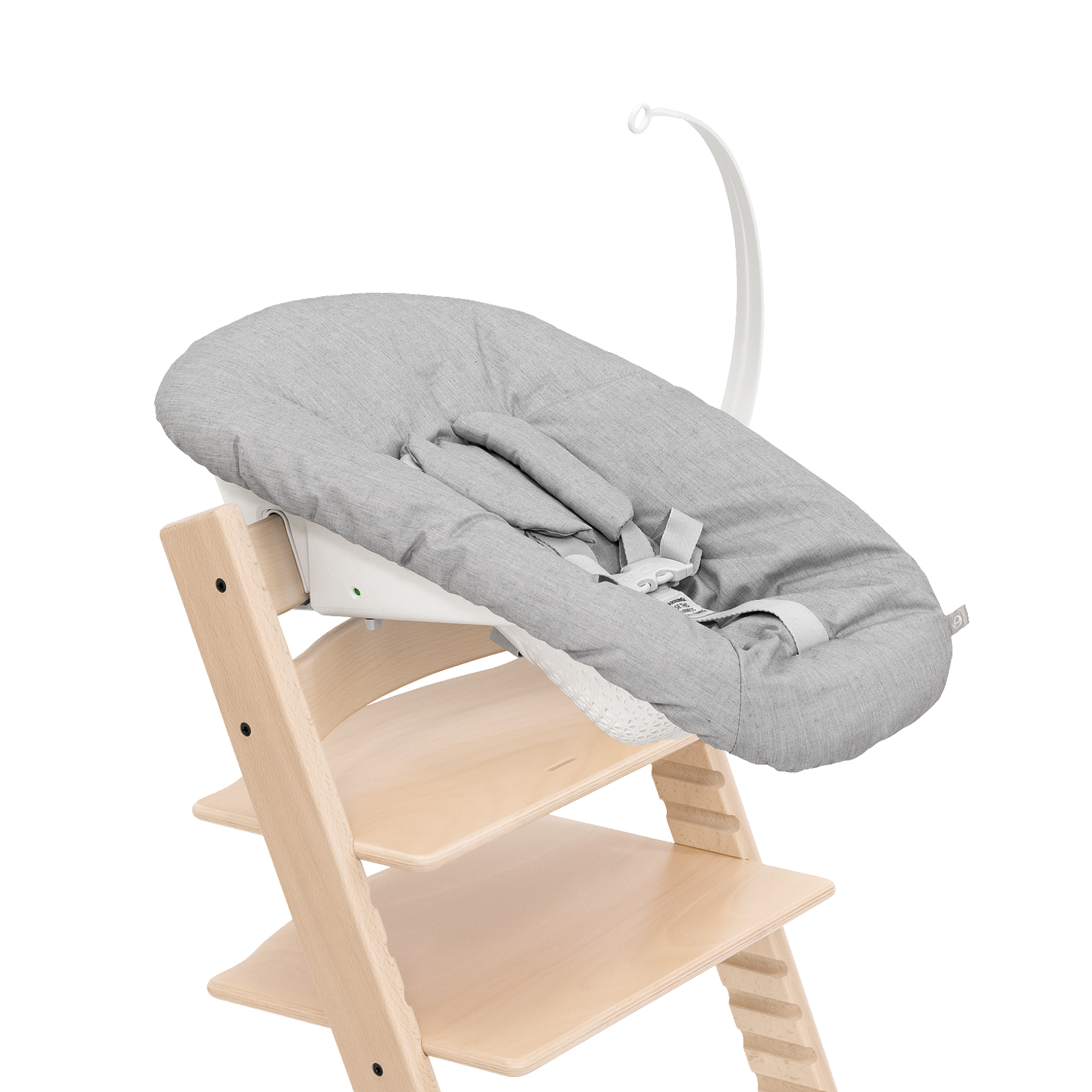 Hochstuhl Tripp Trapp aus hellem Holz mit grauem Newborn Set und Mobile-Befestigung.