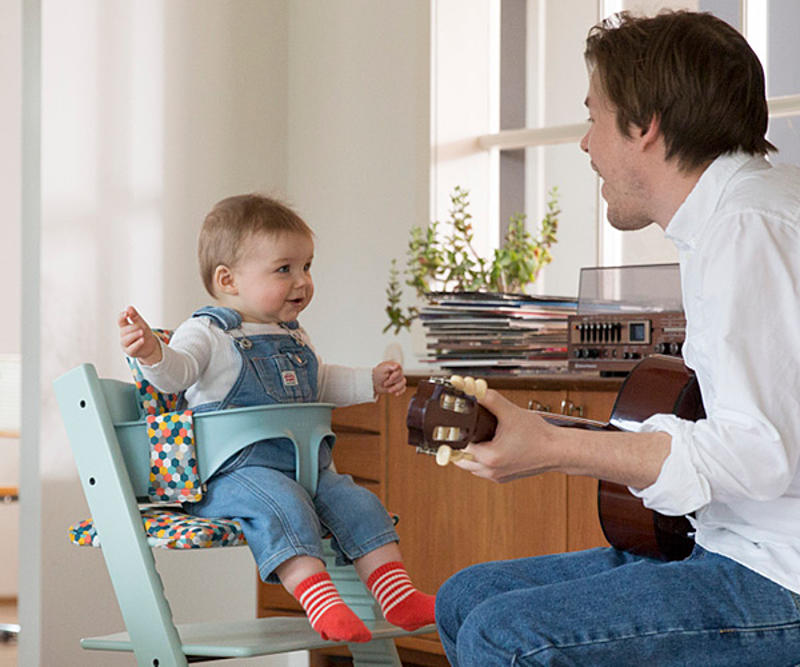 Uomo che canta per il bambino