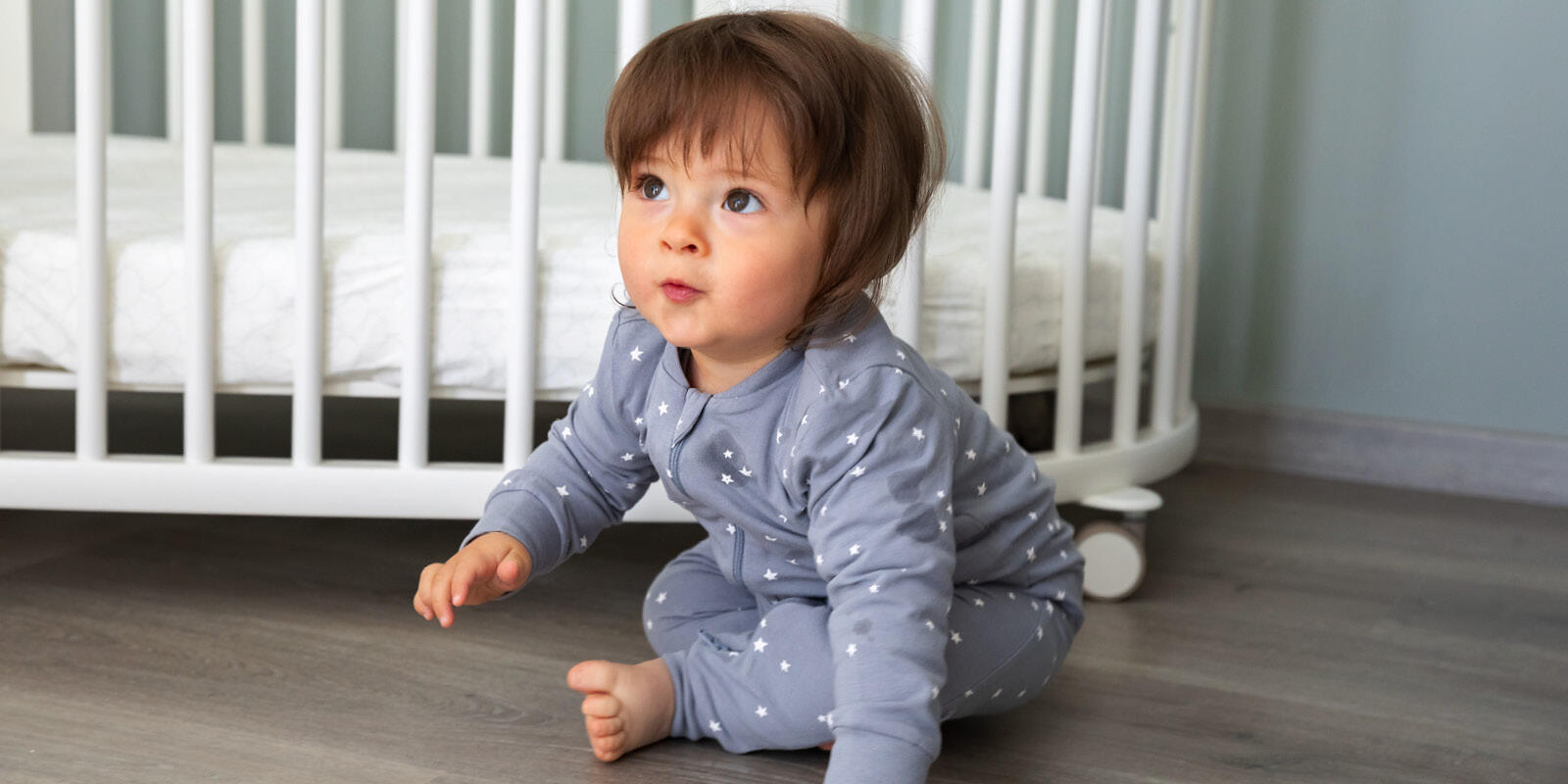 The Stokke® Sleepi™ collection allows you to choose the right mattress and adjust the crib high to reach your baby easier. 