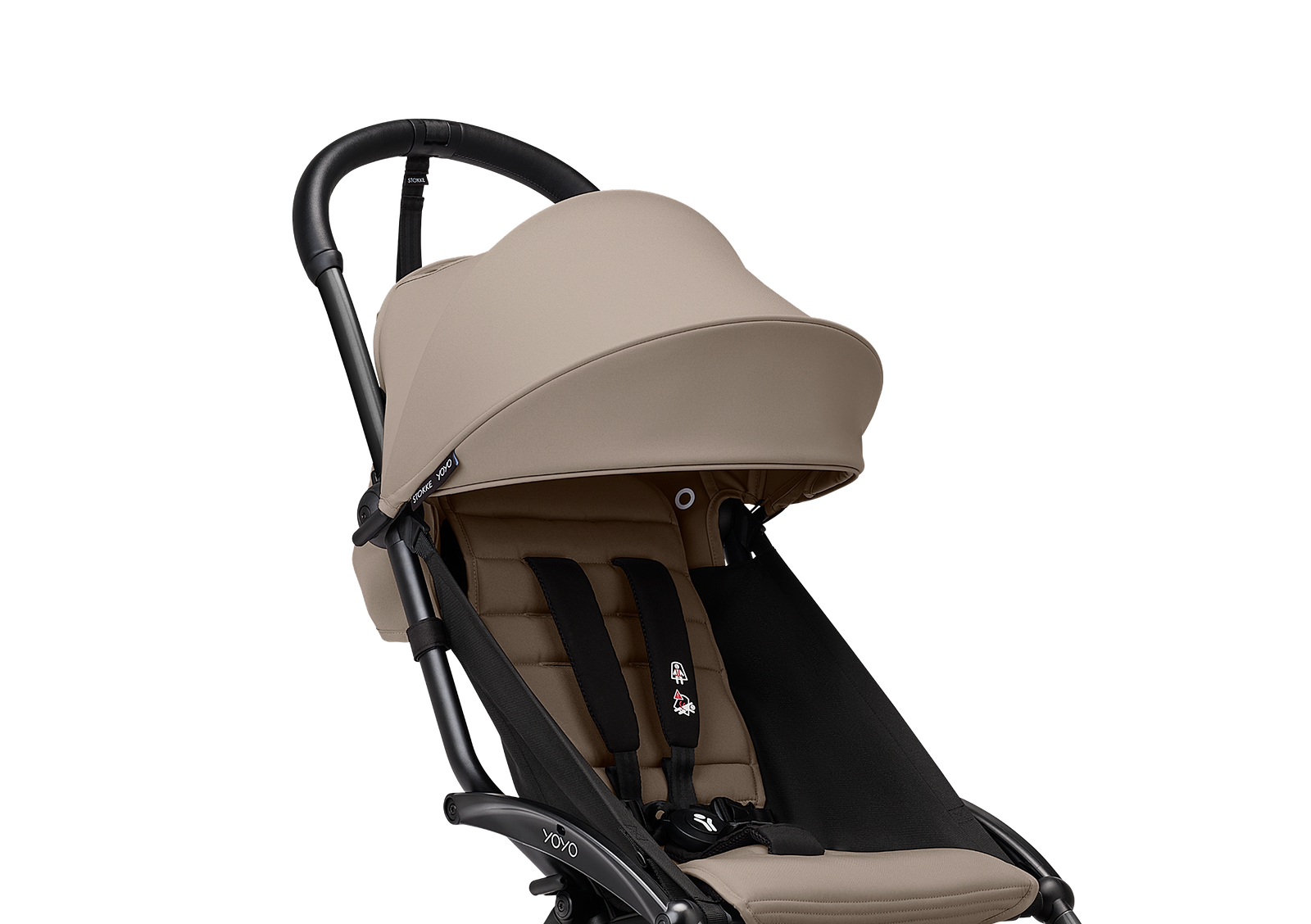 Une poussette STOKKE YOYO beige et noire sur fond noir.