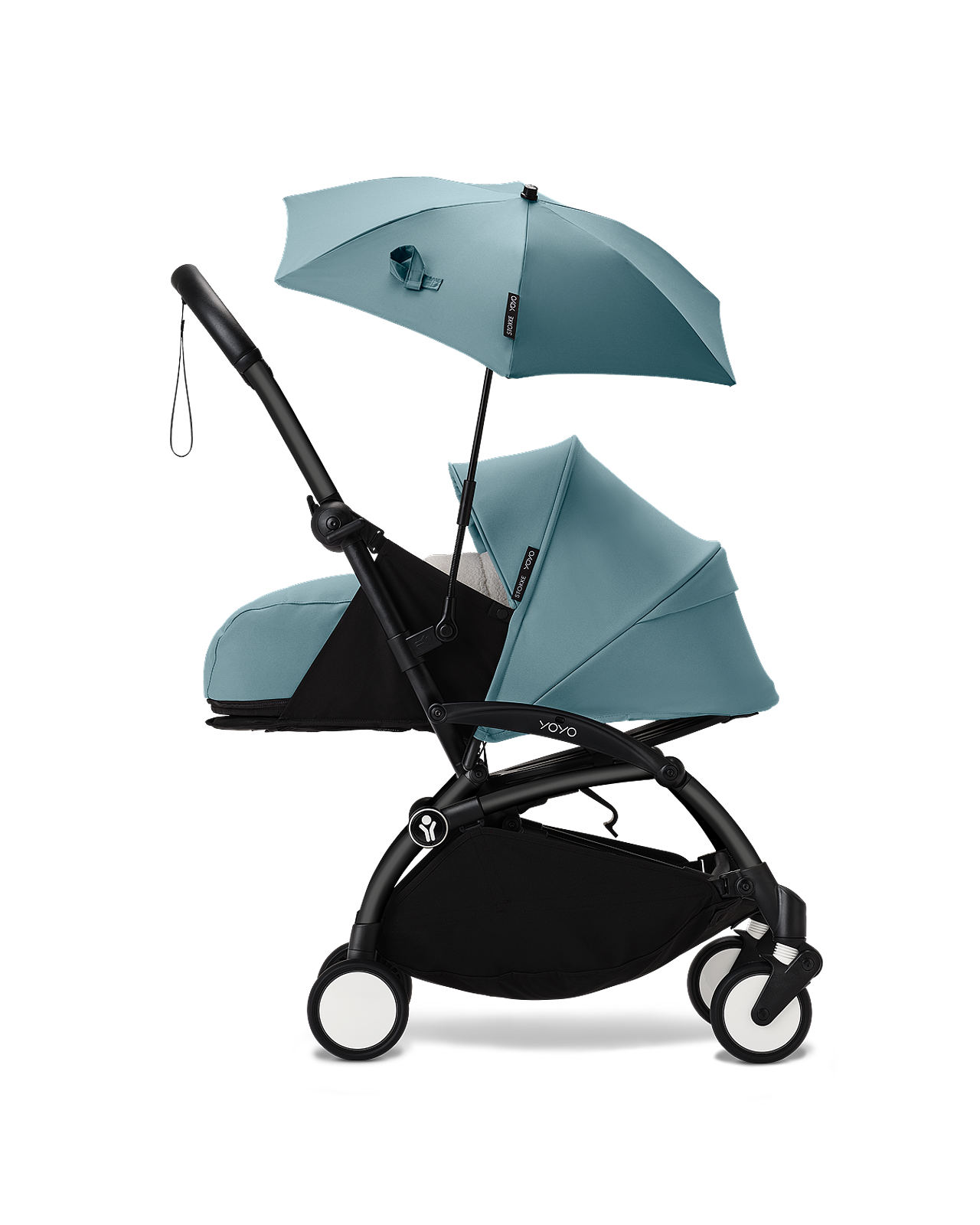 Une poussette STOKKE YOYO sarcelle avec un parapluie assorti attaché sur un fond noir.