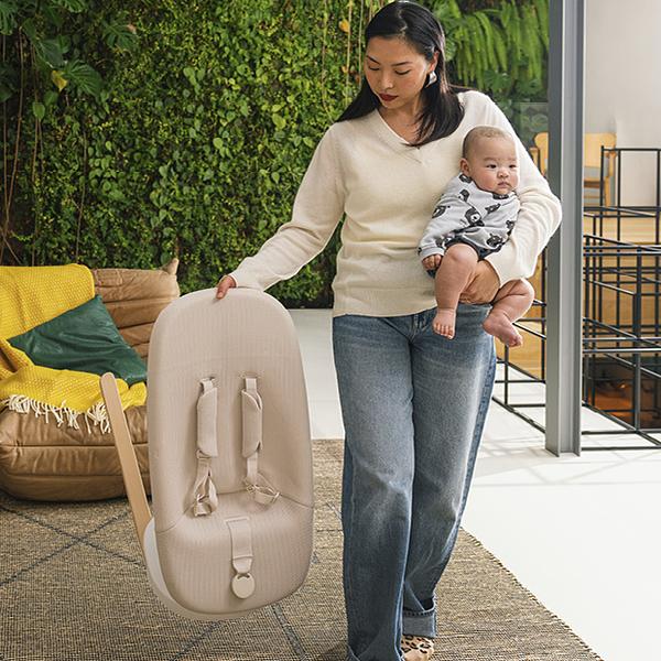 Yoga baby bouncer is light and portable