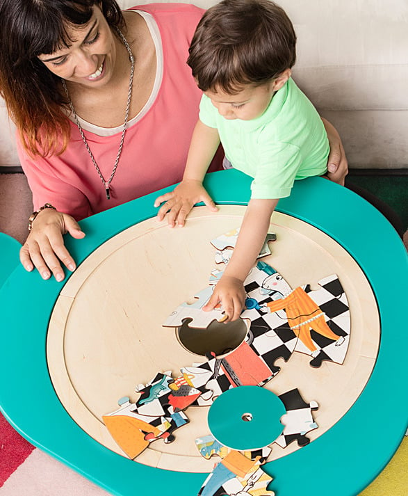 Mor og barn som leker med puslespill
