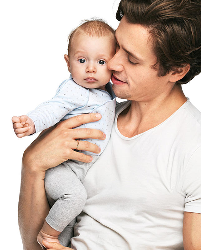 赤ちゃんを抱っこする男性