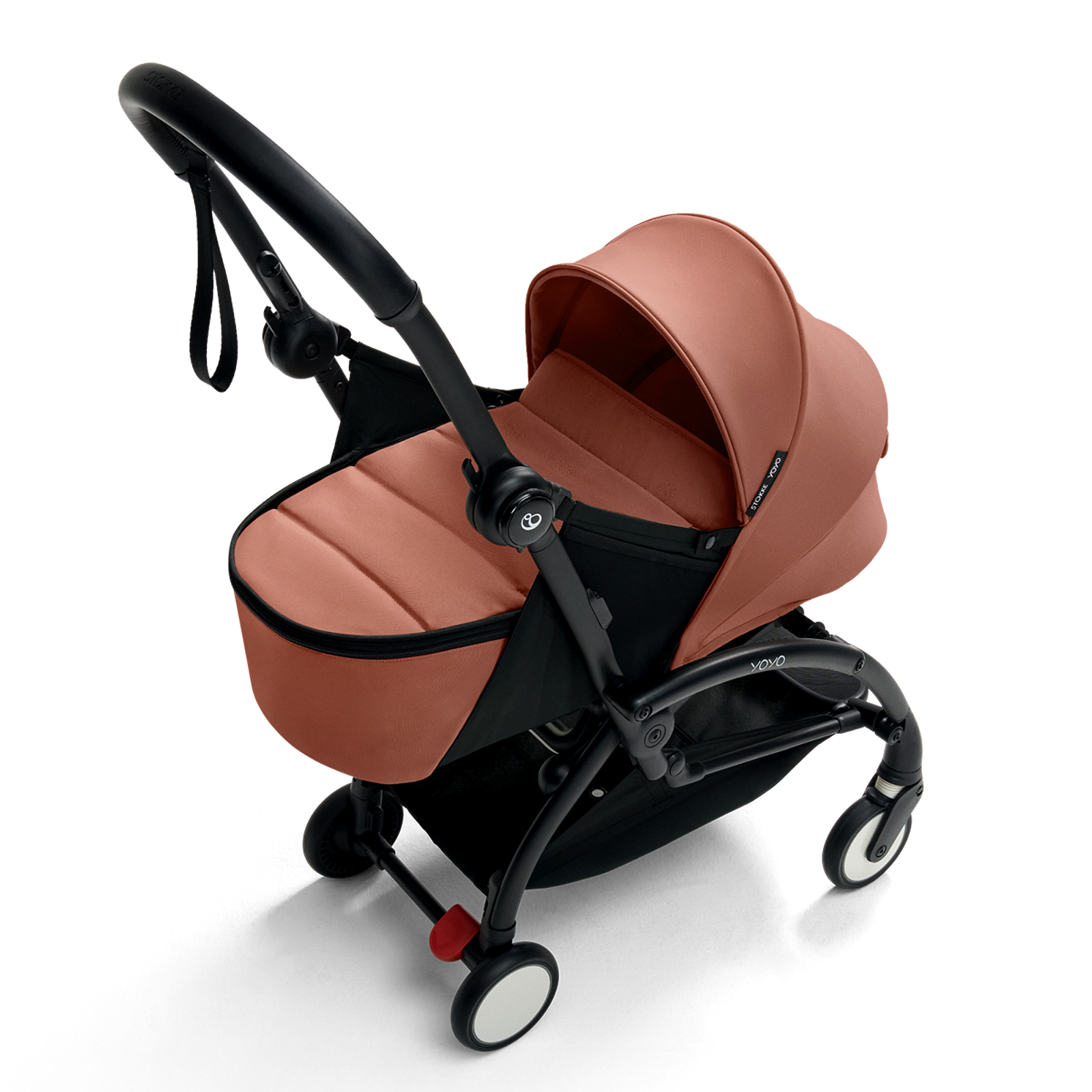 STOKKE YOYO barnvagn med rostfärgade tyger för nyfödda på vit bakgrund.